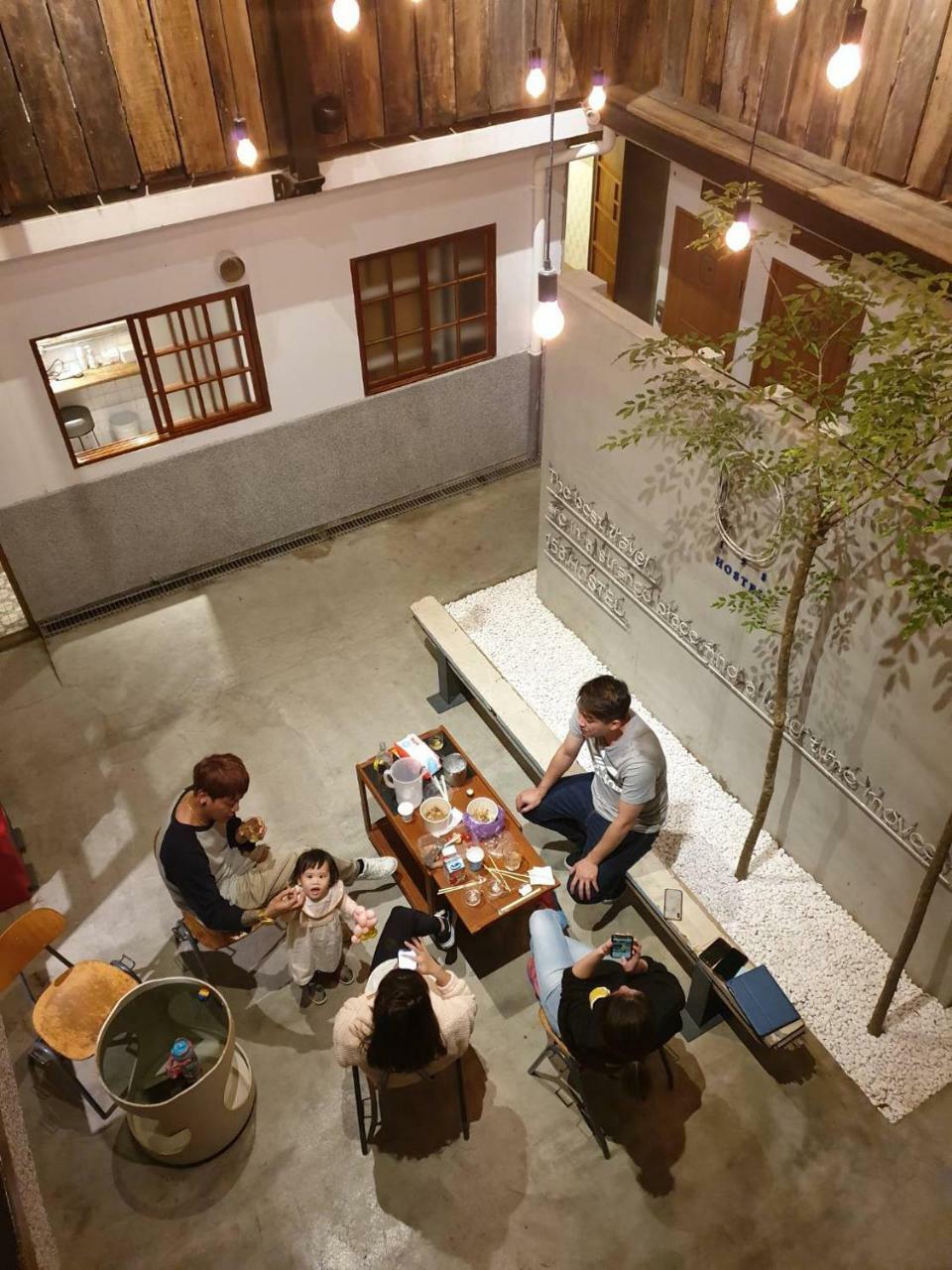 158 Hostel Тайнань Екстер'єр фото