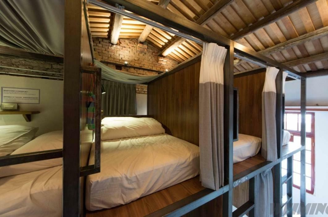 158 Hostel Тайнань Екстер'єр фото